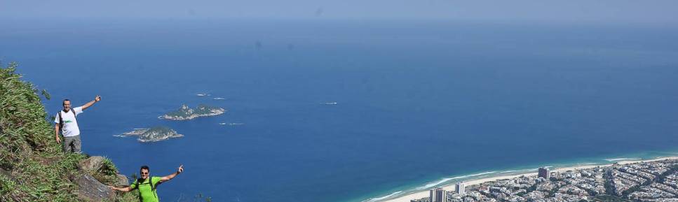 Cada vez mais altos na Trilha da Pedra da Gavea, no Parque Nacional da Tijuca, no Rio de Janeiro. Lá embaixo, a praia da Barra da Tijuca